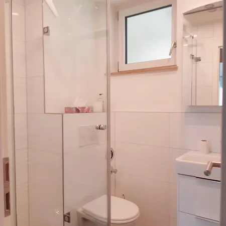 Mit Schoenem Blick Auf Berge Und Indoorpool *