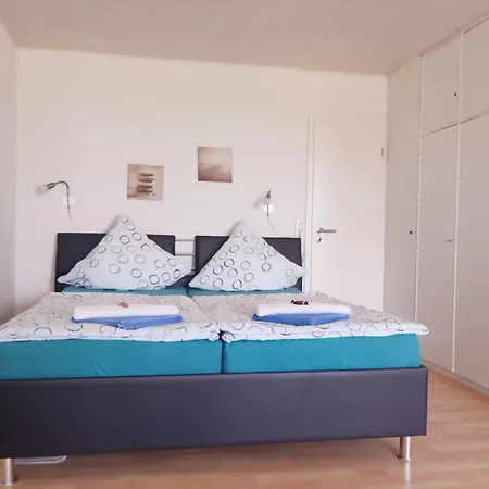 Mit Schoenem Blick Auf Berge Und Indoorpool *