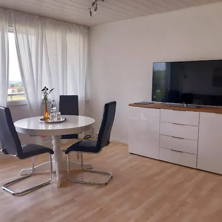Mit Schoenem Blick Auf Berge Und Indoorpool